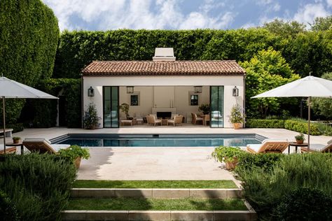 Décor Inspiration | At Home With: Nancy Meyers, Los Angeles Hamptons Living Room, Rose Tarlow Melrose House, Banquette Cushions, White Colonial, Ellsworth Kelly, Nancy Meyers, Diane Keaton, Los Angeles Homes, Backyard Bbq