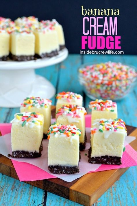 Easy banana fudge with chocolate cookie crust and sprinkles for a fun flair! Banana Candy Recipes, Fantastic Fudge, Fudge Cheesecake, Banana Fudge, Pastel Desserts, Cream Fudge, Easy Fudge, Homemade Fudge Recipes, Fudge Recipes Easy