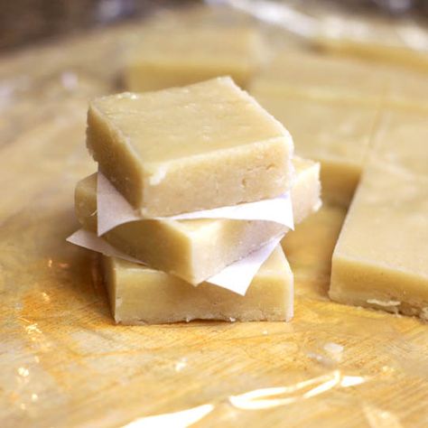 Raw Macadamia Nut Fudge Squares. Only 5 ingredients! Candy Warehouse, Fudge Squares, Macadamia Nut Recipes, Raw Deserts, Macadamia Nut Butter, Vegan Fudge, Taffy Candy, Sweet Foods, Raw Coconut