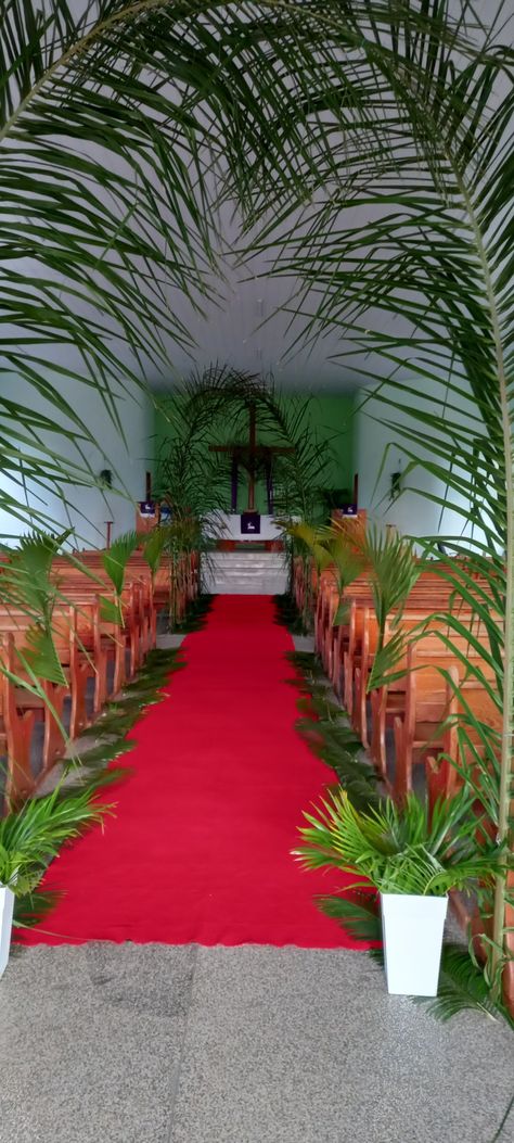 Palm Sunday Church Decor, Palm Sunday Decorations Church, Easter Altar Decorations, Easter Church Flowers, Lent Decorations For Church, Palm Sunday Decorations, Palm Cross, Church Entrance, Easter Play