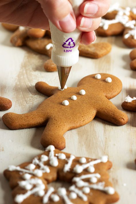 Ready in minutes and super easy, this is the BEST way to make Royal Icing from scratch. | TheSuburbanSoapbox.com Best Cookie Icing Recipe, Best Cookie Icing, Gingerbread Men Icing, Building Gingerbread Houses, Icing For Cookies, Icing For Gingerbread Cookies, Royal Icing Recipe With Egg Whites, Best Frosting Recipe, Gingerbread Icing