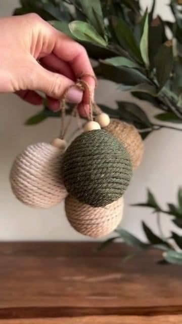 Diy Christmas Ball, Diy Natal, Christmas Decorations Diy Crafts, Unique Decorations, Upcycling Diy, Handmade Christmas Crafts, Christmas Decor Inspiration, Christmas Tree Inspiration, Diy Macrame