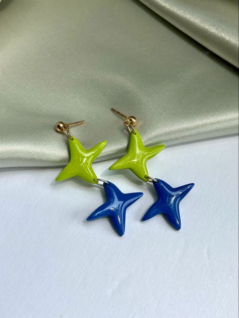 avante basic mod earrings, personal style, lime green and cobalt blue earrings, meloudiii on etsy Diy Polymer Clay Jewelry, Fimo Jewelry Diy, Fimo Earrings Ideas, Polymer Clay Earrings Ideas, Sculpey Earrings, Orange Barbie, Clay Earrings With Resin, Clay Earrings Diy, Cute Clay Earrings