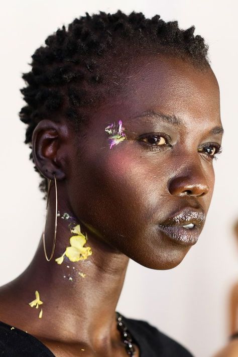 Makeup artist Val Garland, working for MAC, pressed flower petals onto models'… Ethereal Princess, Val Garland, Yellow Blush, Pastel Makeup, Floral Makeup, Flower Children, Flower Makeup, Flower Press, Prom Inspo