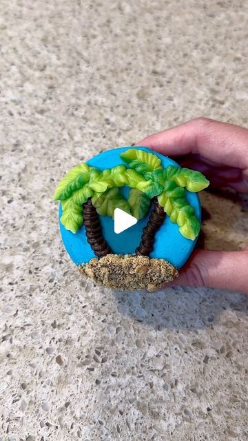 Linnea on Instagram: "Tropical palm tree cupcake 🌴 
@wiltoncakes piping bags and tools
#summervibes #cupcake #cupcakedecorating #cupcakes #summertreat #summertreats #buttercream #buttercreampiping #buttercreamcupcakes" Piping Buttercream, Decorated Cupcakes, Buttercream Cupcakes, Buttercream Icing, Tropical Palm, Summer Treats, Growing Tree, Cupcakes Decoration, The Palm