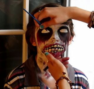 Halloween Zombie Face Paint Tutorial Kids Zombie Makeup, Contour For Dark Skin, Zombie Face Paint, Face Paint Tutorial, Mime Face Paint, Redhead Hairstyles, Zombie Face, Paint Tutorial, Zombie Party