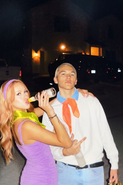 Halloween couples costume Brittany And Justin Costume, Halloween Costumes Fred And Daphne, Freddy And Daphne Costume Couple, Car Couple Halloween Costumes, Fred And Daphne Halloween Costume, Best Couples Costumes 2023, Fred And Daphne Costume Halloween, Couple Halloween Costumes Blonde Guy, Coupe Costume Ideas