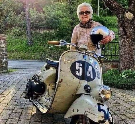 Vespa Vintage Italy, Custom Vespa, Vespa Piaggio, Classic Vespa, Retro Scooter, Scooter Custom, Vespa Girl, Moped Scooter, Piaggio Vespa