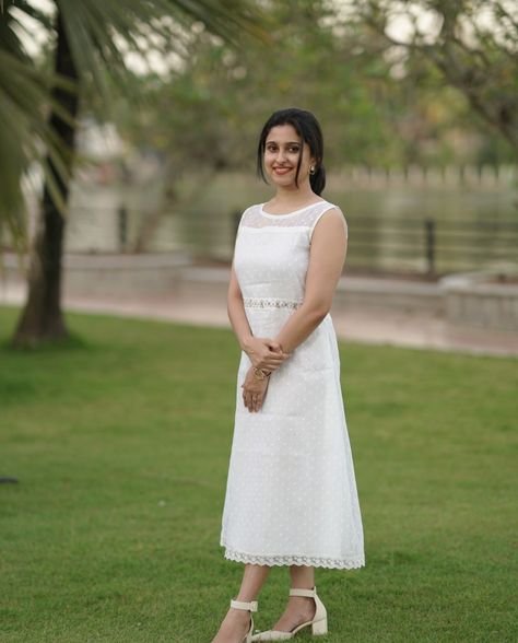 White Frocks For Women, Fancy Frock, Kurti Ideas, Classic Dressing, Frock Models, Pretty Dresses Casual, Frocks And Gowns, Simple Frock Design, Kurti Sets