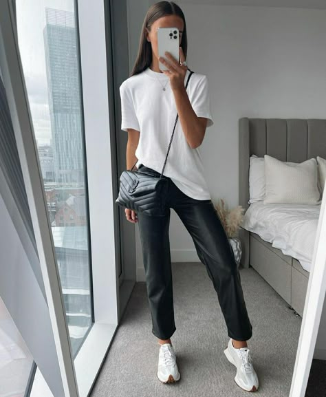 Leather Trousers Outfit, Look Rich, New Balance Outfit, Wardrobe Tips, Outfits Chic, Nice Style, Sporty Outfits, Winter Fashion Outfits, Chic Fashion