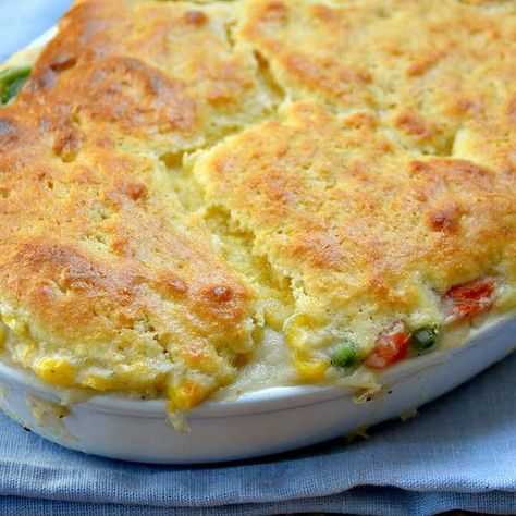 Great ideas for quick and easy weeknight dinners - one dish dinners and casseroles using leftover rotisserie chicken! | rotisserie chicken casseroles | shredded chicken | chicken rice casserole Cornbread Chicken Casserole, Cornbread Chicken, Shredded Chicken Recipe, Rotisserie Chicken Recipes Leftover, Leftover Turkey Casserole, Recipe Casserole, Chicken Cornbread, Pot Pie Casserole, Easy Shredded Chicken