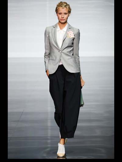 emporio-armani-twnties-retro-grand-trend-forward-couture-evening-fashion-week-2014-spring-summer-style-com-white-ready-to-wear-evening-gowns... Armani Style, Armani Women, Fashion Week Spring 2014, Women's Outfits, 가을 패션, Mode Style, Mode Outfits, Milan Fashion Week, Moda Casual