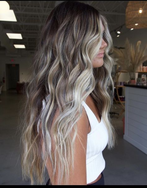 Blonde With Darker Roots, Warm Honey Blonde, Shadow Roots, Blonde Hair Goals, Blonde Hair Styles, Blonde Ombré, Summer Blonde Hair, Dark Roots Blonde Hair, Dyed Blonde Hair