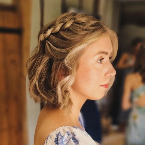 S h o r t H a i r H a l f U p 🌿 Proving that a short hair half up can be just as pretty shoulder length as a longer hair version. Save for your shorter hair inspo! ✔️👌 #bridesmaids ##bridesmaidhairstyle ##bridesmaidhair #redcoatsweddinghair #redcoatsbridalhairstylist #bridalinspiration #blondetexture #blondewaves #blondebridalhair #blondehalfuphalfdown #braidedhairstyles #braidedhalfup #boholux #bohovibes #farmwedding #farmhousewedding #countrysidewedding #barnreception #barnwedding #Hit... Short Hair Half Up Half Down Wedding, Blonde Bridal Hair, Short Hair Bridesmaid Hairstyles, Half Up Half Down Short Hair, Short Hair Updo Tutorial, Updo Tutorial, Bridesmaid Hair Makeup, Curly Wedding Hair, Blonde Waves