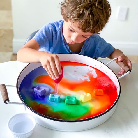 Rainbow Science Experiment - Fizzy Frozen Cubes - 7 Days of Play Teaching Colors To Toddlers, Teaching Toddlers Colors, Rainbow Science Experiment, Rainbow Science, Kitchen Science Experiments, Winter Science Experiments, Hand Muscles, Kitchen Science, Easy Slime Recipe