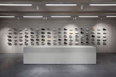 ETQ Store Amsterdam by Studio Jos van Dijk Shoe Store Design, Amsterdam Shopping, Shoe Wall, Wallpaper Magazine, 아파트 인테리어, Retail Store Design, Sneaker Stores, Retail Design Blog, Shoe Display