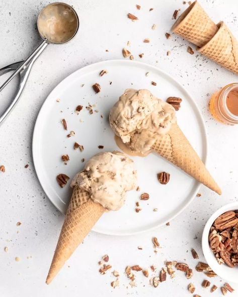 Ice Cream Shots, Pecan Pie Ice Cream, Food Photography Ice Cream, Ice Cream Photography Ideas, Gelato Photoshoot, Ice Cream Photoshoot Ideas, Ice Cream Cone Photography, Ice Cream Product Photography, Ice Cream Food Photography