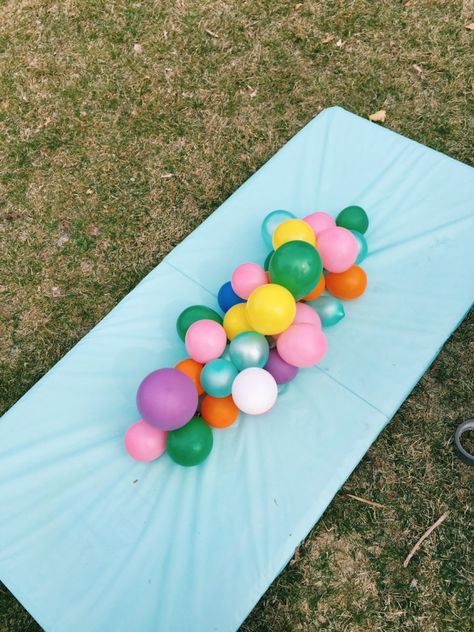 MAKE A BALLOON CENTERPIECE Balloon Table Decorations, Balloon Centerpieces Diy, Party Centerpieces Diy, Cheap Centerpieces, Balloon Table Centerpieces, Balloon Centerpiece, Deco Ballon, Table Centerpieces Diy, Ideas Cumpleaños