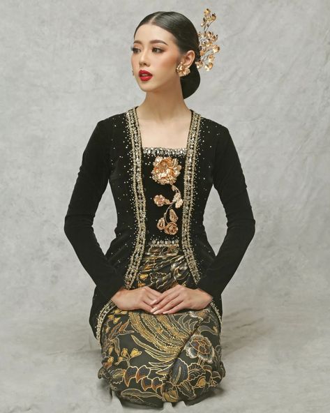 Indonesian Aesthetic, Prewed Jawa, Kebaya Jawa, Indonesian Clothing, Indonesian Kebaya, Kebaya Lamaran, Indonesia Traditional, Dress Kebaya, Kebaya Dress