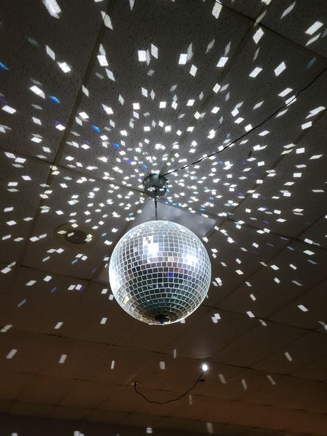 Disco Ball Reflection, Mirror Ball Aesthetic, Mirror Ball Party, Mirrorball Aesthetic, Disco Aesthetic, Rose Gold Wedding Cakes, Disco Ball Light, Ball Aesthetic, Disco Theme