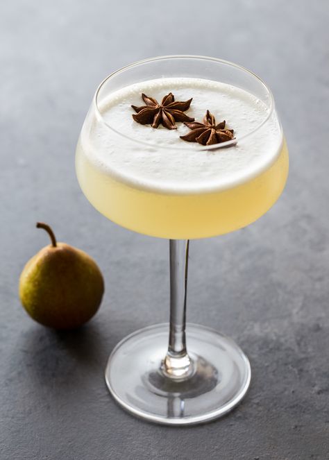 Spiced Pear Gin Fizz | JellyToastBlog.com Pear Gin Fizz, Pear Gin, Cocktail Original, Fall Cocktails Recipes, Spiced Pear, Refreshing Cocktail, Gin Fizz, Winter Cocktails, Alcoholic Drink