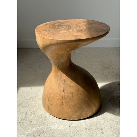 Sexy Neck - End table in solid wood (mango wood) monoxyl organic shape natural color. Ideal furniture as a side table, end table for the living room (lamp, speaker, books, decorative objects), can be used as a stool or bedside table. The natural roughness of the wood (irregularities, rings and cracks) gives all the charm and singularity of this unique piece. Height: 45cm; diameter of the top or seat: 40-39cm. Chunky Wood Side Table, Midcentury Side Table, Organic Shape Furniture, Japandi Side Table, Living Room Side Tables, Sculptural Side Table, Side Table Round, Bedside Stool Table, Unique Side Table