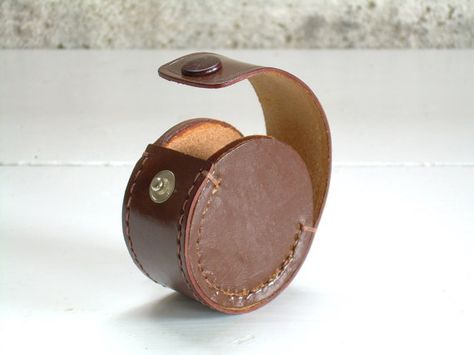 Art Du Cuir, Fotocamere Vintage, Diy En Cuir, Ear Bud, Headphone Holder, Ear Buds, Leather Crafts, Leather Art, Leather Box