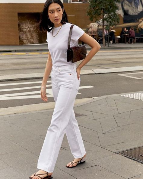 Clean 90s Fashion, Basic Chic Outfit, Summer Jean Outfits, Outfits Blancos, White Jeans Outfit Summer, White Pants Outfit Summer, Casual Minimalist Outfit, 90's Outfit, White Denim Outfit