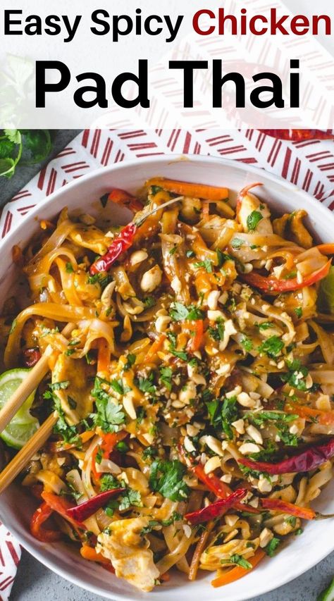 Spicy Chicken Pad Thai, Lunch Saludable, Ramadan Ideas, Food Thai, Inexpensive Dinners, Chicken Pad Thai, Pad Thai Noodles, Pad Thai Recipe, Confort Food