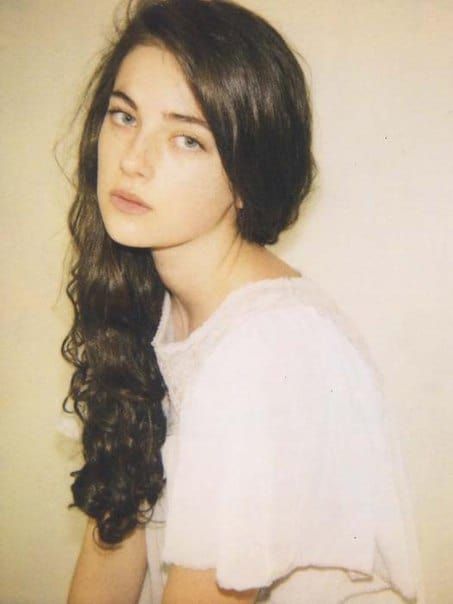 Millie Brady, Hair Colour For Green Eyes, Comp Card, Model Polaroids, Human Hair Color, Model Aesthetic, Utila, Dark Hair, Makeup Inspiration