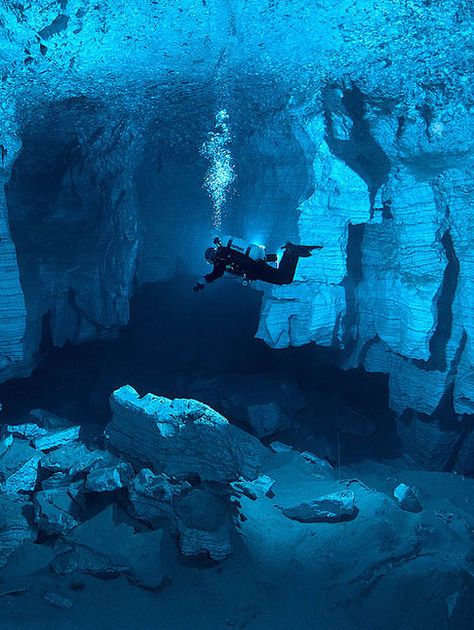 Scuba Diving Photography, Underwater Caves, Underwater Images, Deep Sea Diver, Fauna Marina, Deep Sea Diving, Diving Board, Cave Diving, Deep Diving