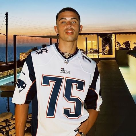 Outfits Aesthetic Streetwear, Nfl Jersey Outfit, Country Outfits For Men, Men Pose, Fashion Outfits Aesthetic, Streetwear Photoshoot, Money Clothes, Classy Streetwear, Adidas Retro