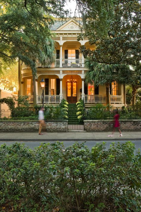 Why Savannah, Georgia Could Be the Country’s New Clean Beauty Capital | Vogue Living Room Makeover Ideas, Famous Structures, Room Makeover Ideas, Soft Living, Southern Architecture, Anne Rice, Georgia Travel, Georgia Homes, Savannah Georgia