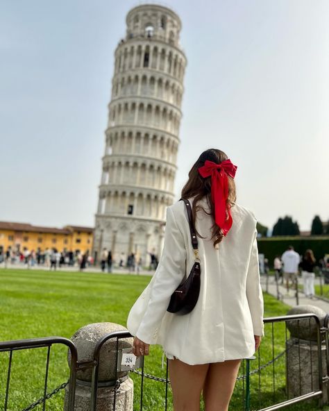 Pisa • Florencia • Siena • San Gimignano Bologna Photo Ideas, Pisa Picture Ideas, Pisa Italy Poses, Pisa Photo Ideas, Pisa Photos, Outfit Roma, Pisa Tower, Italy Travel Outfit, Pisa Italy