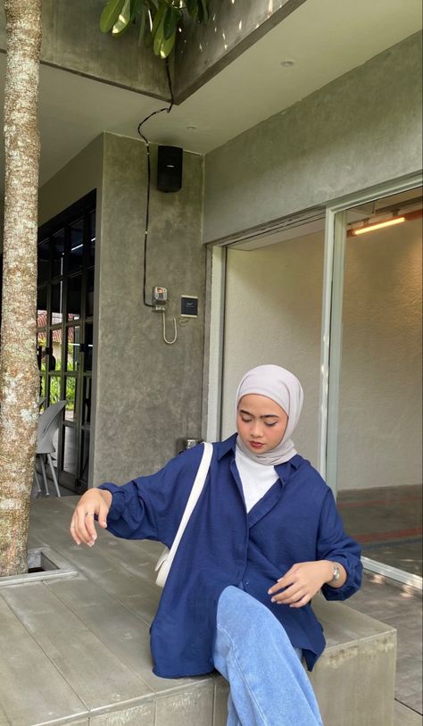 Navy Blue Hijabi Outfits, Ootd Kemeja Navy, Ootd Warna Denim, Ootd Navy Hijab Casual, Navy Blue Outfit Hijab, Navy Hijab Outfit, Blue Shirt Outfit Hijab, Navy Blue Hijab Outfit, Outfit Navy Hijab