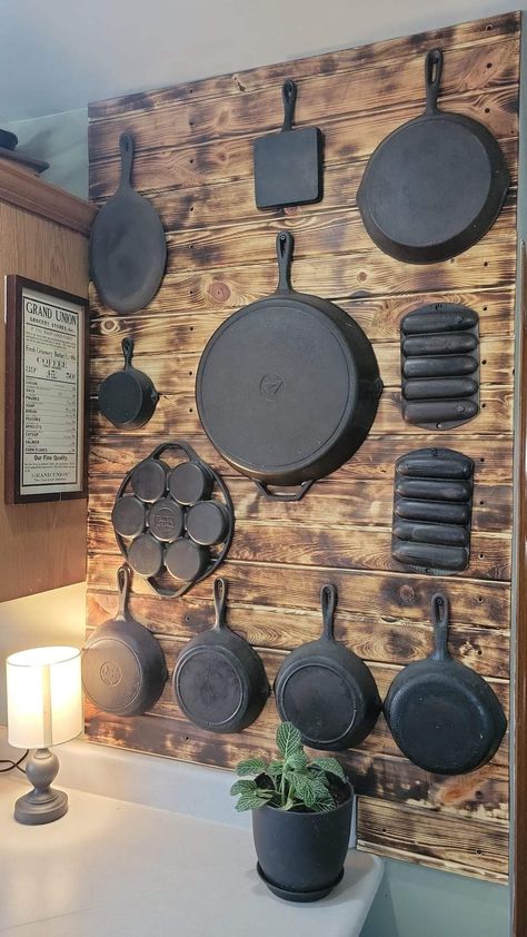 Cast Iron Skillet Display Wall, Cast Iron Hanging On Wall, Cast Iron Pans On Wall, Cast Iron Wall Display Ideas, Cast Iron Pan Wall Display, Cast Iron Skillet Wall, Cast Iron Wall Display, Cast Iron Display Ideas, Cast Iron Cookware Display