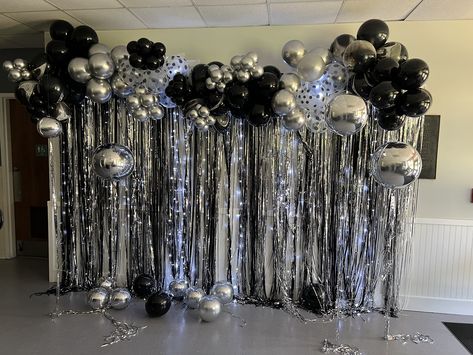 Black Silver Grad Party Black And Silver Engagement Party, Black And Silver Party Theme, Black And Silver Decor, Black And Silver Party, Freshers Day, 21st Birthday Themes, 20th Bday, Silver Party Decorations, Silver Party