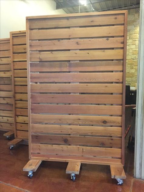 Booth Crush: Portable Walls for Vintage Booths and Craft Shows Pallet Partition, Moveable Partition Wall, Moveable Partition, Butik Design, Wood Partition, Portable Partitions, Pallet Walls, Shelves Design, Portable Walls