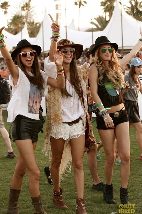 Crystal healing jewelry advice! Which crystals work best when you go to music and yoga festivals! Read more: http://www.crystalrockstar.com/crystal-energy-jewelry-tips-for-festival-goers Look Lollapalooza, Look Da Festival, Moda Coachella, Moda Hippie, Coachella Music Festival, Festival Chic, Hippie Stil, Look Festival, Fest Outfits