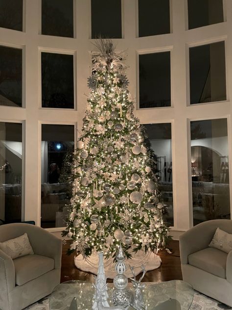 Christmas decor Rich Christmas Tree Aesthetic, Rich Christmas Tree, Christmas Tree Luxury, Holiday Entryway Decor, Holidays Aesthetic, Mumbai Apartment, Tall Christmas Tree, Rich Winter, Rich Christmas