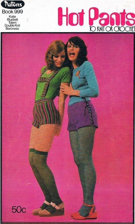 Crochet Shorts Pattern, 60s 70s Fashion, 60s And 70s Fashion, 70s Inspired Fashion, Crochet Shorts, Pilates Studio, Hot Shorts, 1970s Fashion, Moda Vintage