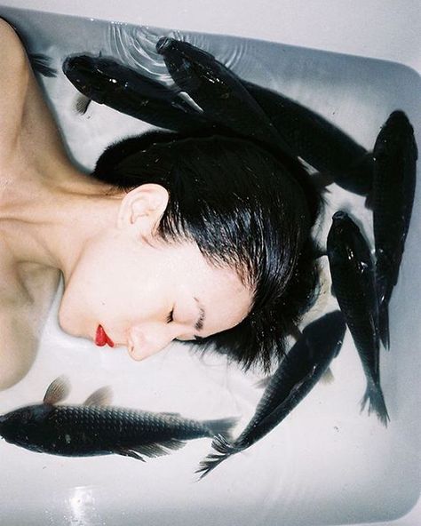 Fish are friends (: @renhangrenhang) Ren Hang, Bel Art, Robert Doisneau, Skateboarder, Wow Art, Art Video, 인물 사진, Pics Art, Photography Inspo