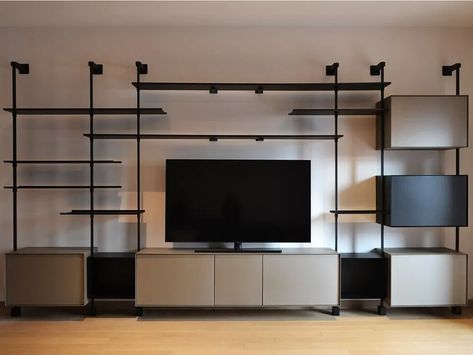 Sectional custom metal storage wall PARETE by Arkine Tv Display Cabinet, Rak Tv, Tv Display, Storage Wall, Metal Storage, Creative Home Decor, Metal Shelves, Custom Metal, Tv Wall