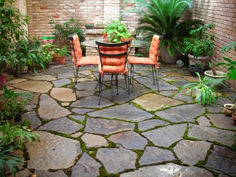 Outdoor Small Backyard Landscaping Ideas With Installing Flagstone Patio Stone Backyard Patio Garden Decor Ideas Flagstone Patio Design, Stone Patio Designs, Stone Backyard, Slate Patio, Flagstone Patio, Desain Lanskap, Front Patio, Pergola Patio, Small Backyard Patio