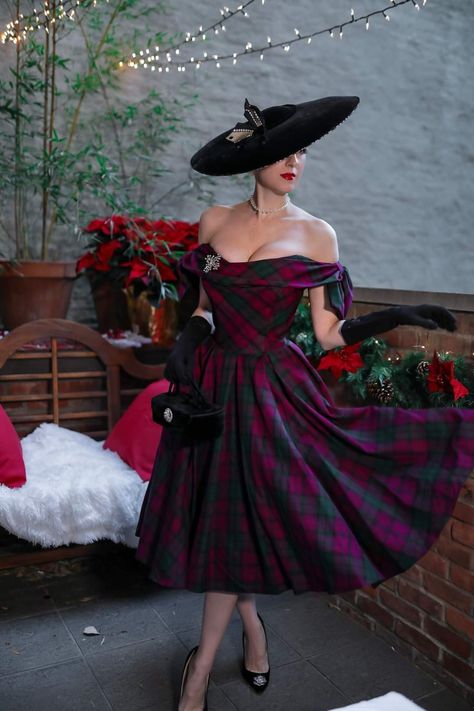 The Pretty Dress Company, Prom Dresses Off The Shoulder, Prom Skirt, Tartan Accessories, Skirt With Pleats, Hourglass Dress, Christmas Look, Beautiful Dress Designs, Christmas Style