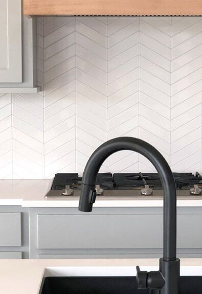 Modern Farm Kitchen Backsplash, Backsplash Tile Shapes, White And Grey Quartz Countertop Kitchen, Kitchen Backsplash For Small Kitchen, 2 X 10 Subway Tile Backsplash, Rectangle Backsplash Kitchen, Masculine White Kitchen, White Cabinets Black Hardware Backsplash, Onyx Backsplash Kitchen