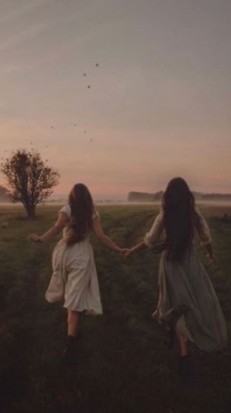 Photoshoot Friends Ideas, Two Sisters Aesthetic, Sisterhood Aesthetic, Photoshoot Sisters, Dreamer Aesthetic, Mother Day Photo, Best Friends Photography, Aesthetic Mother, Dresses And Boots