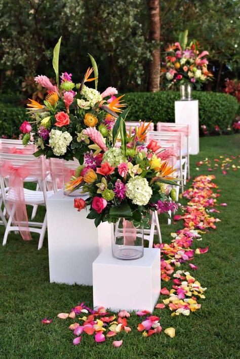 A Modern and Tropical Destination Wedding in Naples, Florida Tropical Head Table Wedding, Hibiscus Wedding Flowers, Tropical Centerpieces Wedding, Summer Table Decor, Wedding Head Table, Tropical Wedding Theme, Beach Wedding Decorations Reception, Rustic Wedding Decorations, Tafel Decor