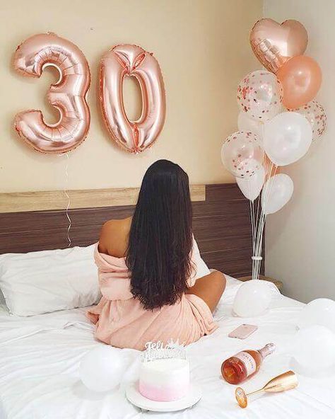 In Home Birthday Photo Shoot, 31 Birthday Ideas For Her Photoshoot, 30th Birthday Photoshoot Ideas, 30th Birthday Cake For Women, 30th Birthday Photoshoot, Tårta Design, 30th Birthday Ideas For Women, Birthday Photoshoot Ideas, 30th Birthday Themes