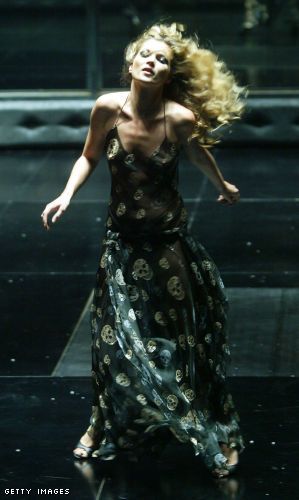 Kate Moss modeled the original skull print on a dress at the American Express Black Show & London's Earl's Court venue in 2004 - Alexander McQueen American Express Black, Alexander Mcqueen Skull Scarf, Kate Moss Style, Savage Beauty, Skull Dress, Alexander Mcqueen Fashion, Mcqueen Fashion, Skull Scarf, Drop Dead